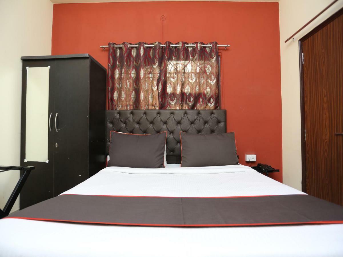Hotel Aparajita Benares Buitenkant foto